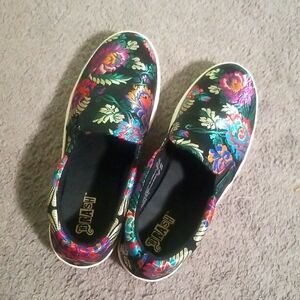 Brash Oriental Embroidered Shoe- Size 8.5 US